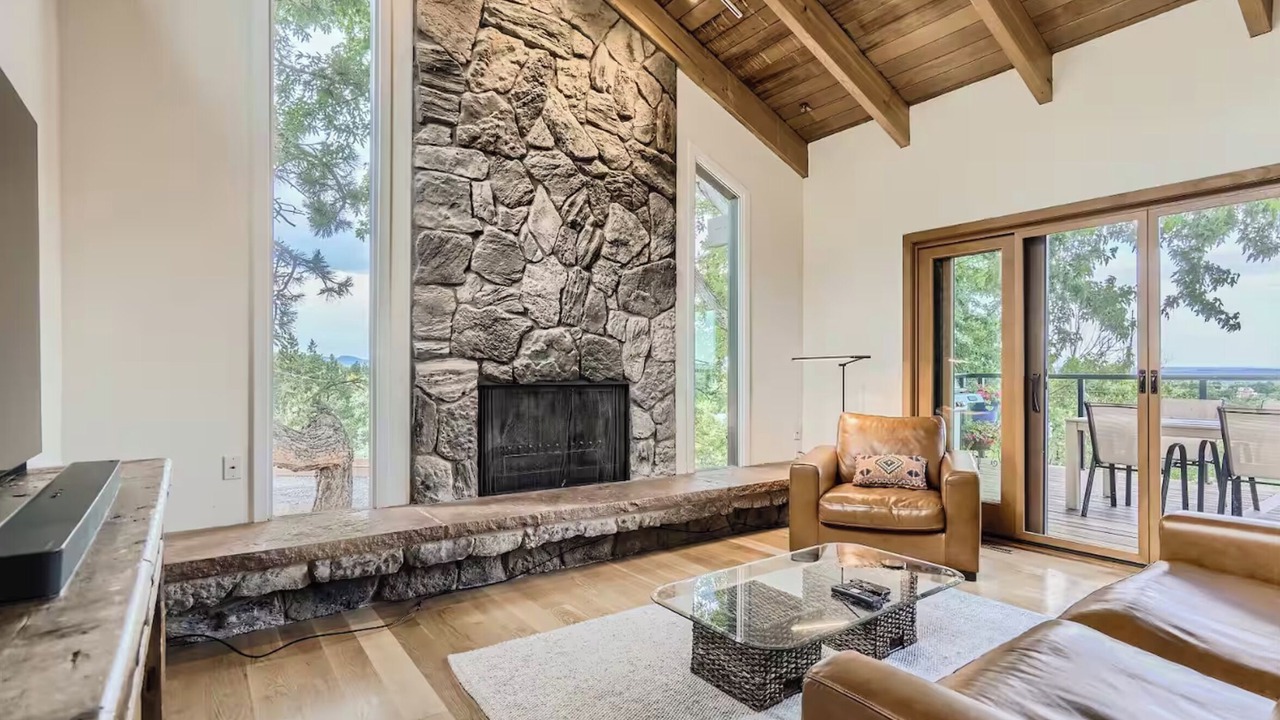 Photo of Livingroom in Wonderland Hills