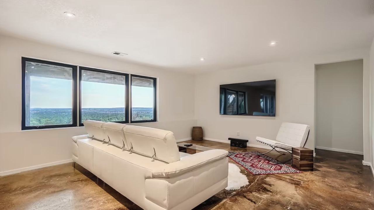 Photo of Livingroom in Wonderland Hills