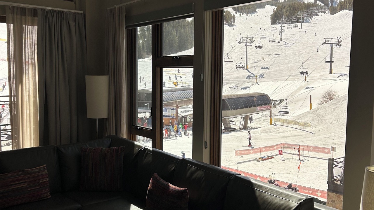 Photo of Livingroom in Peak 8