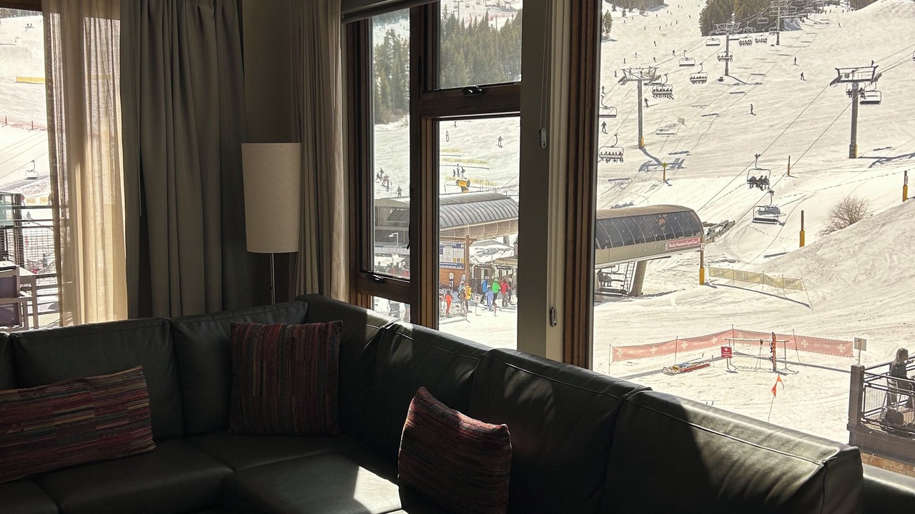 Photo of Livingroom in Peak 8