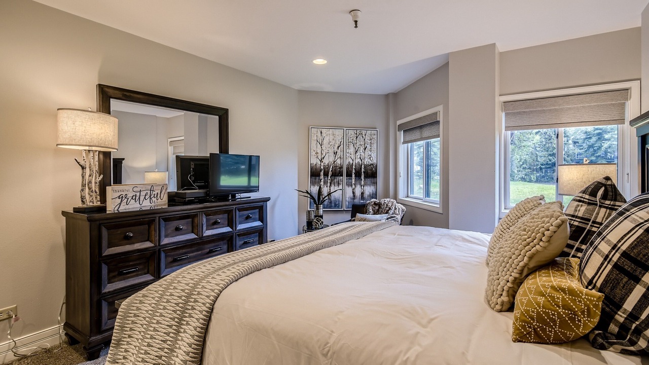 Photo of Bedroom in Peak 9