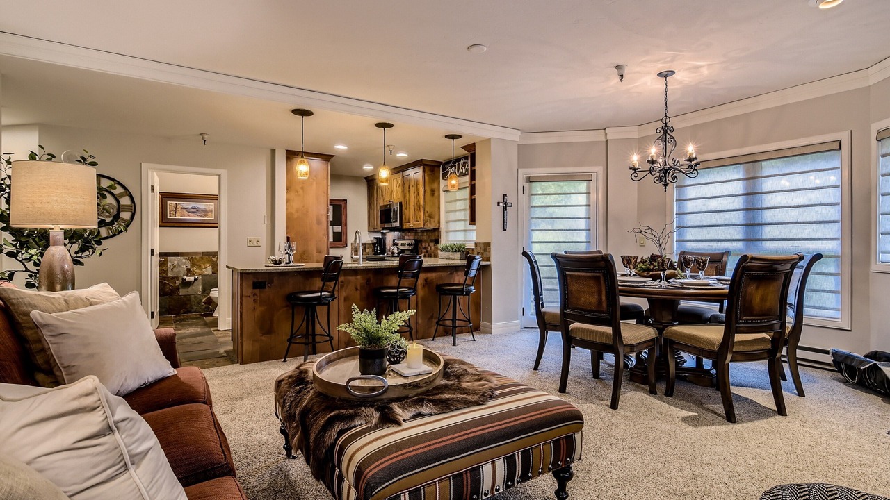 Photo of Livingroom in Peak 9