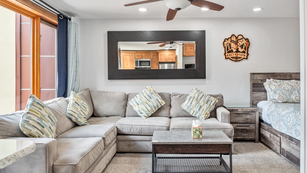 Photo of Livingroom in Peak 9