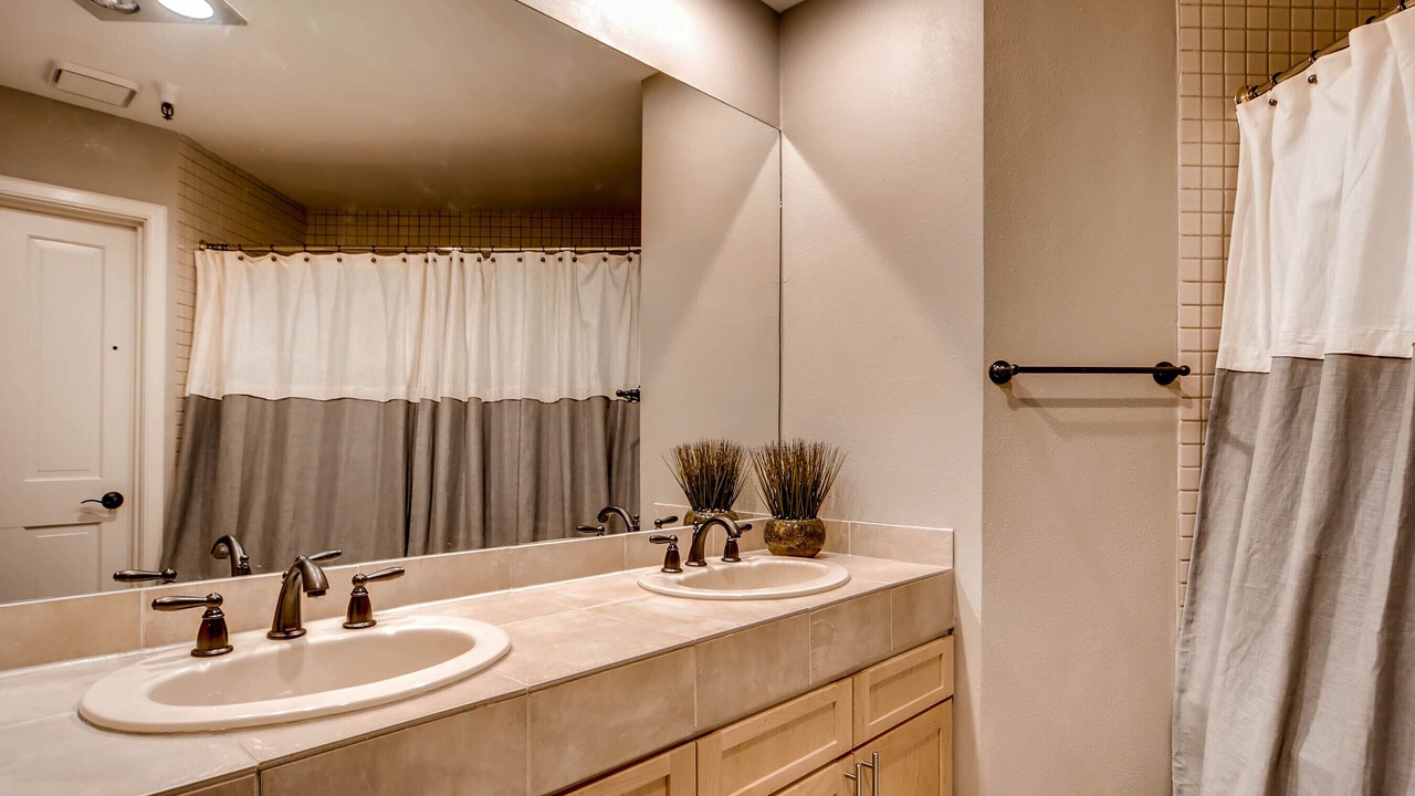 Photo of Bathroom in Peak 9