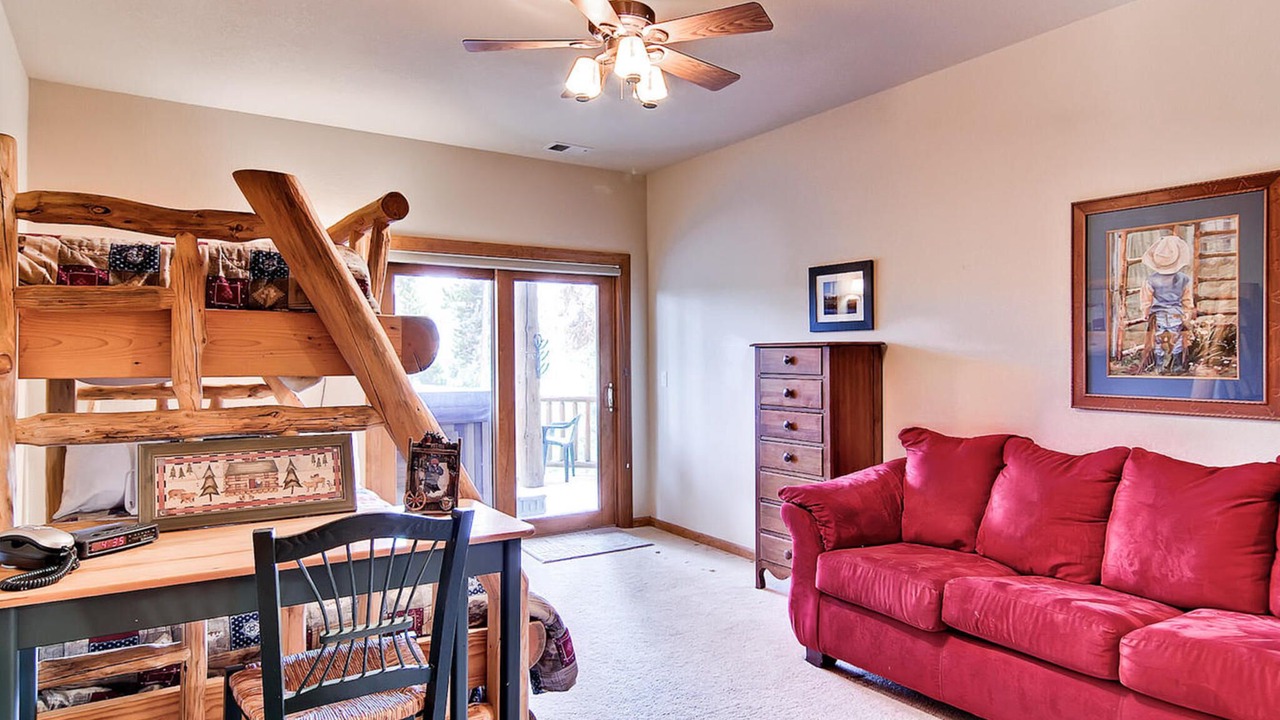 Photo of Livingroom in Warrior's Mark West