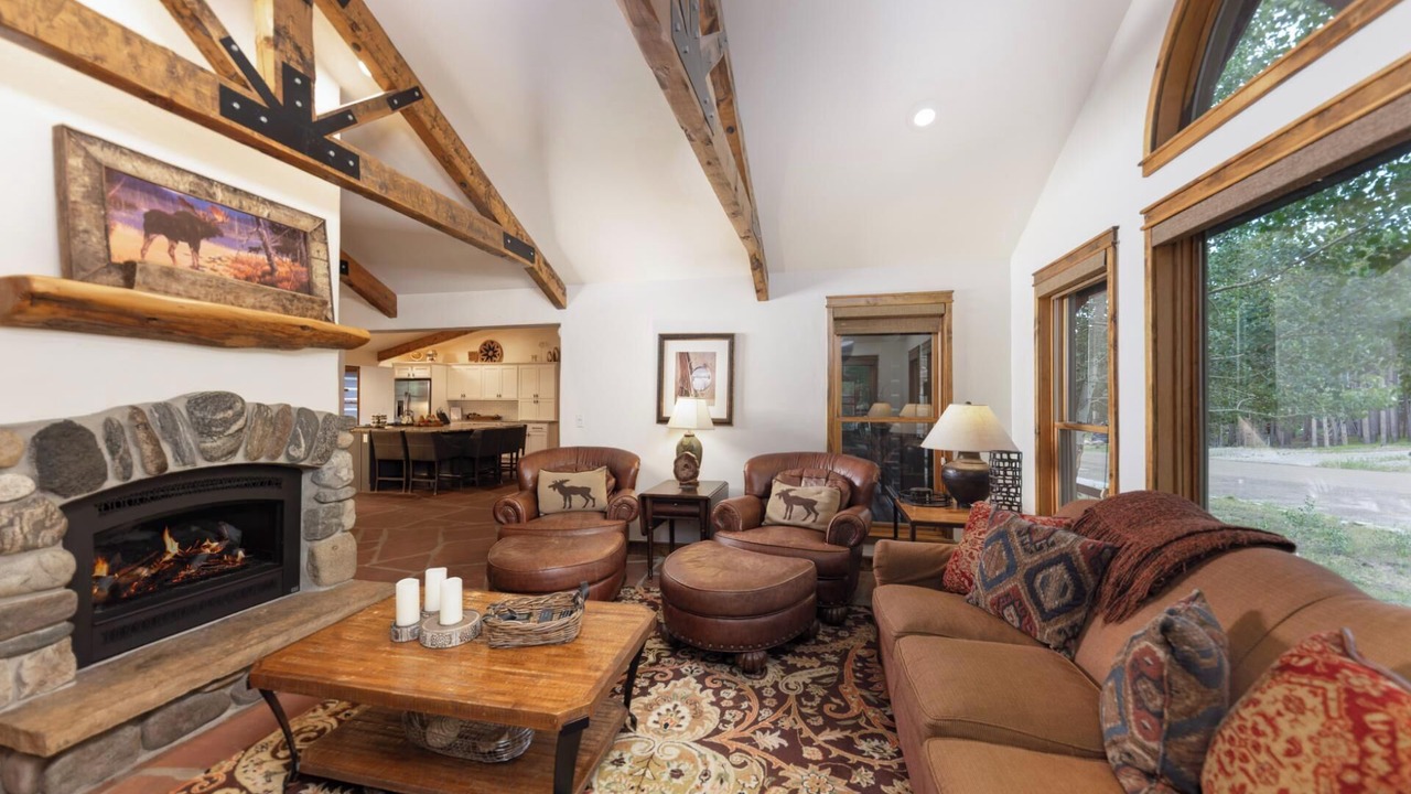 Photo of Livingroom in Peak 8