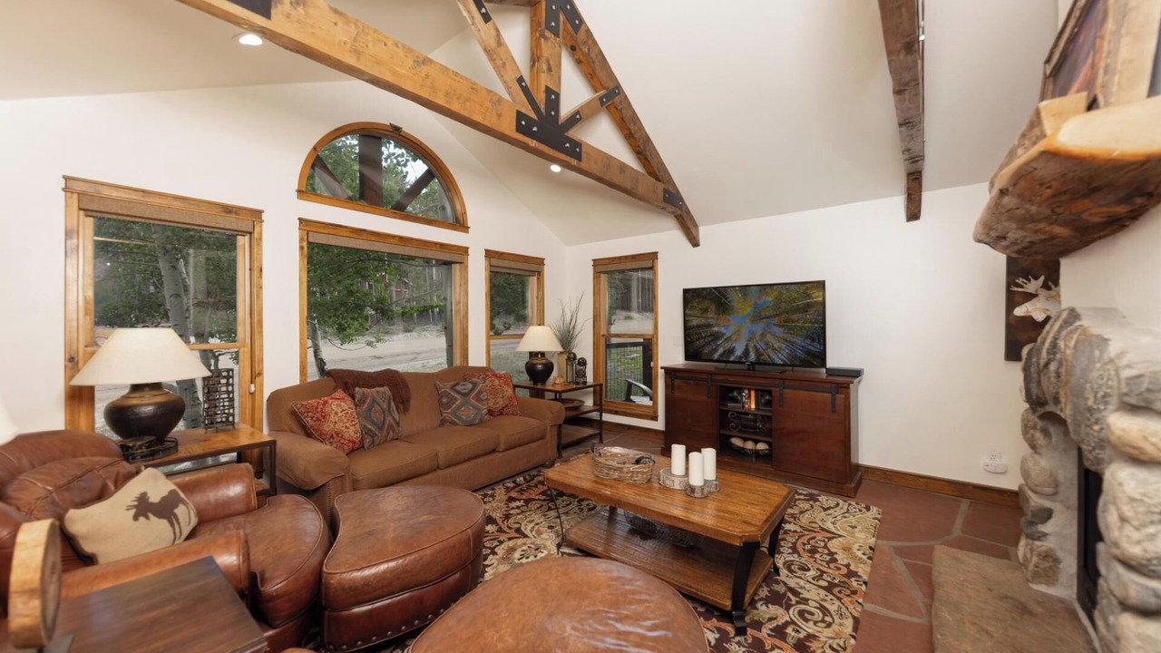 Photo of Livingroom in Peak 8