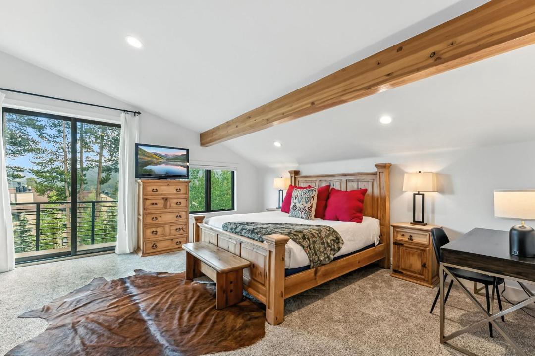 Photo of Bedroom in Peak 8