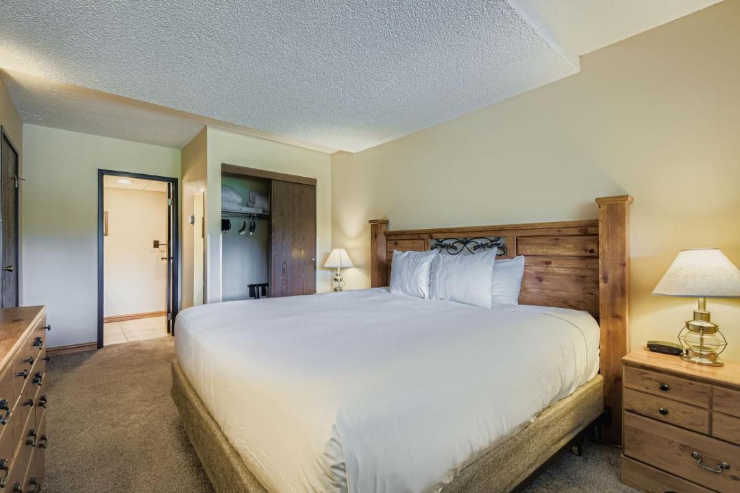 Photo of Bedroom in Peak 9