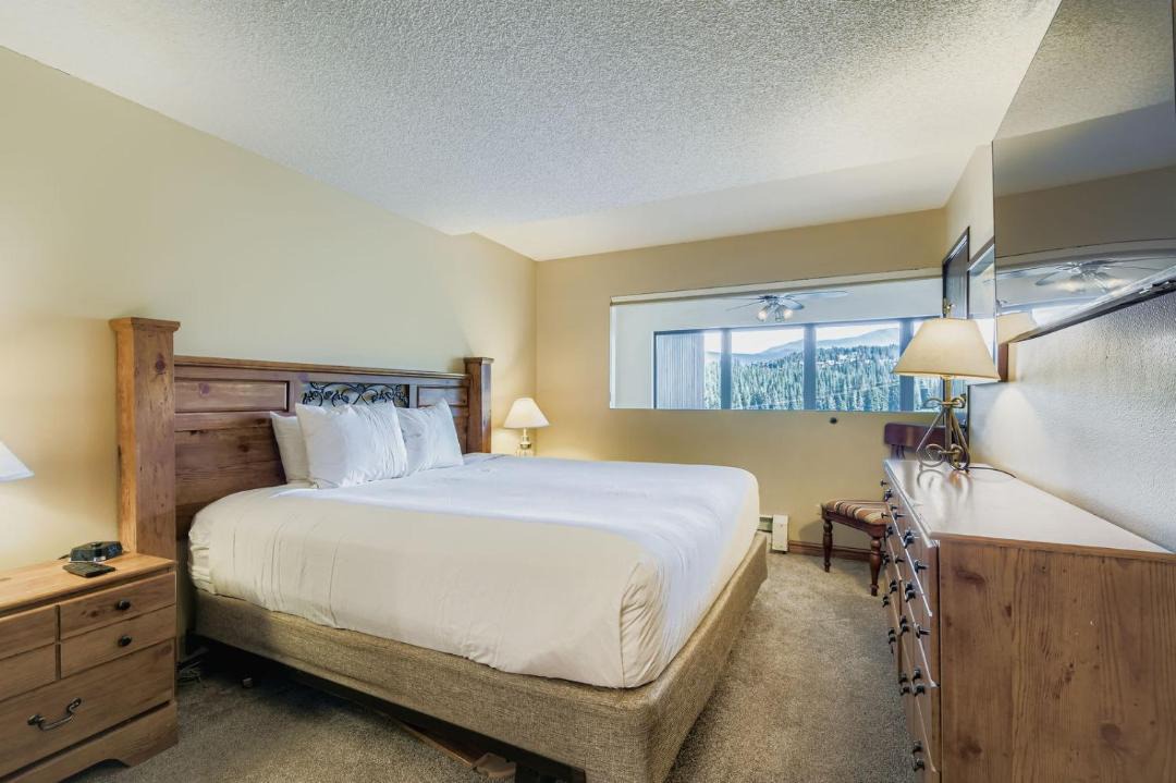 Photo of Bedroom in Peak 9