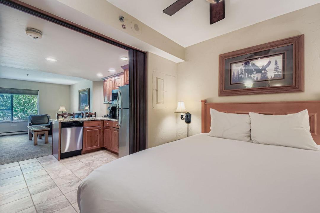Photo of Bedroom in Peak 9