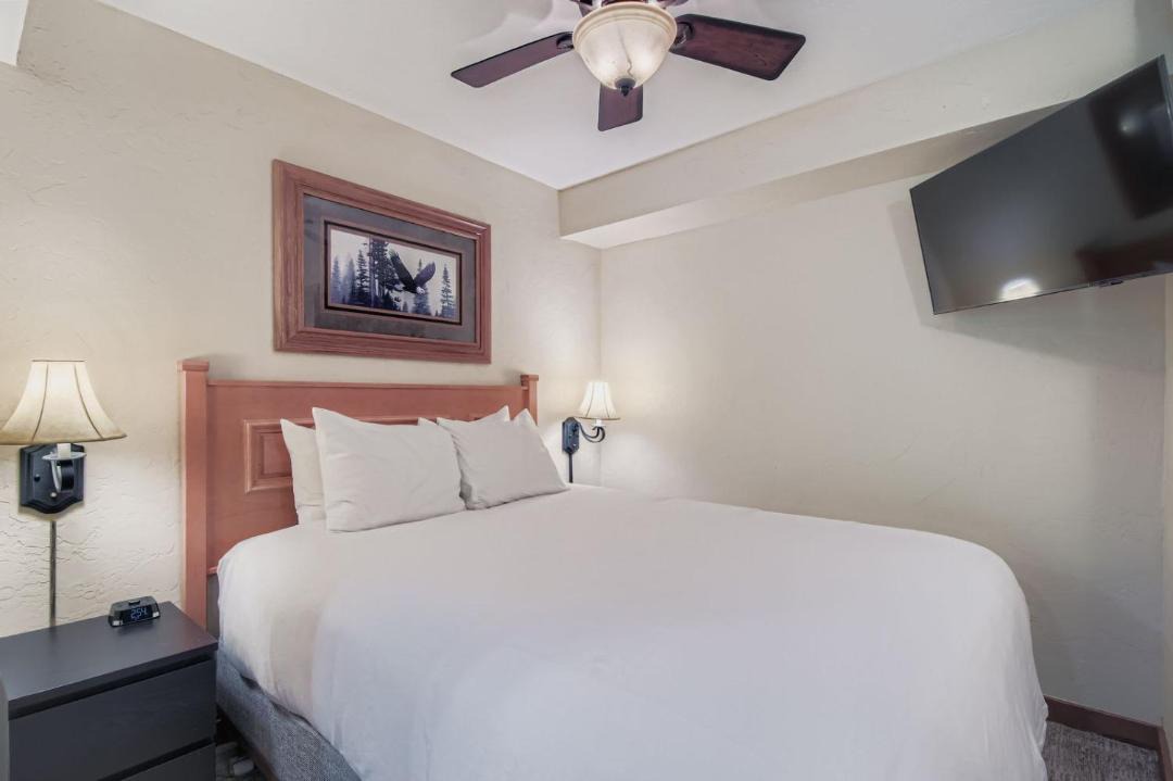 Photo of Bedroom in Peak 9