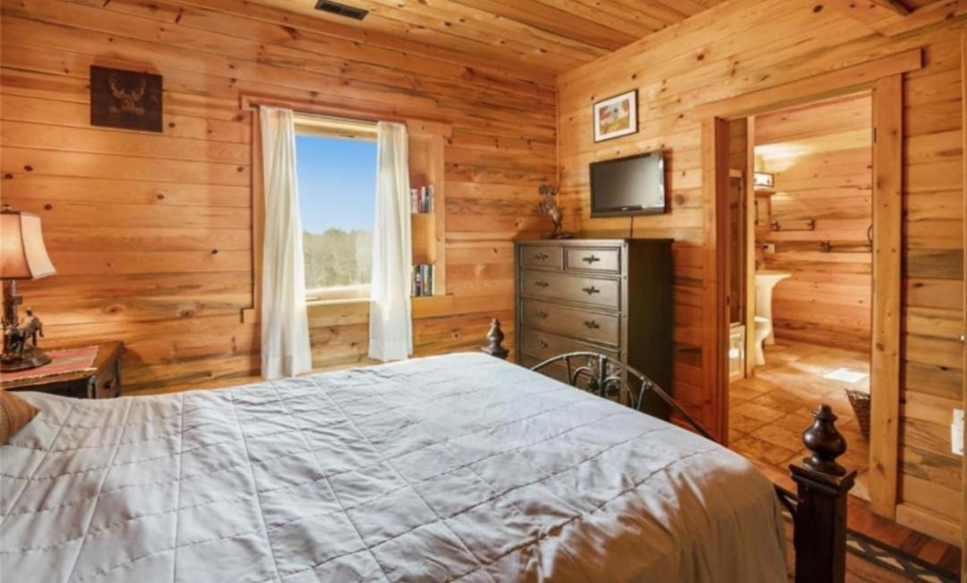 Photo of Bedroom in Victor