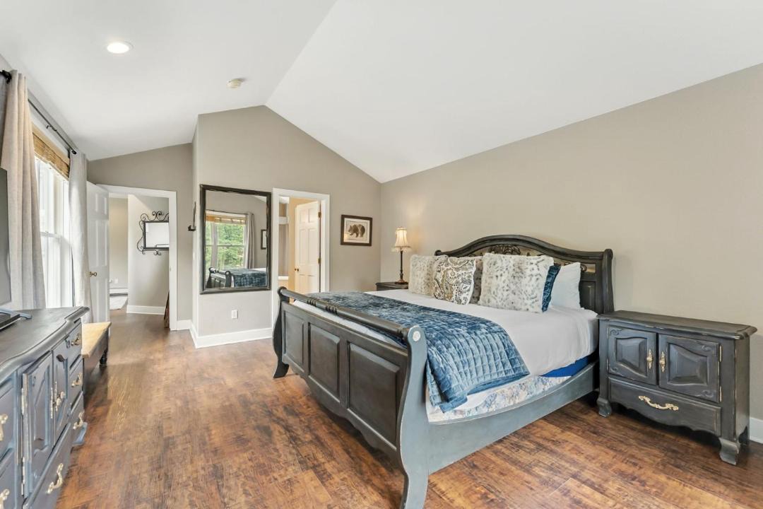 Photo of Bedroom in Peak 8