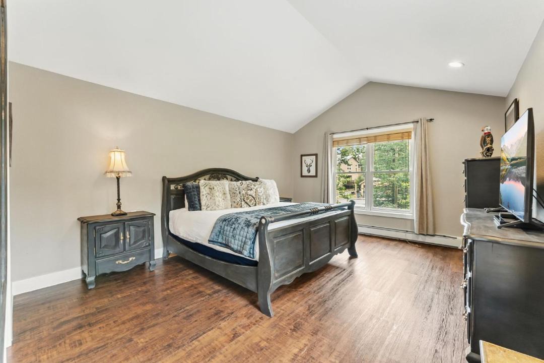 Photo of Bedroom in Peak 8