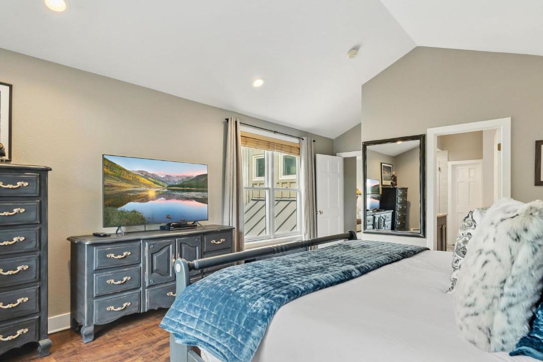 Photo of Bedroom in Peak 8