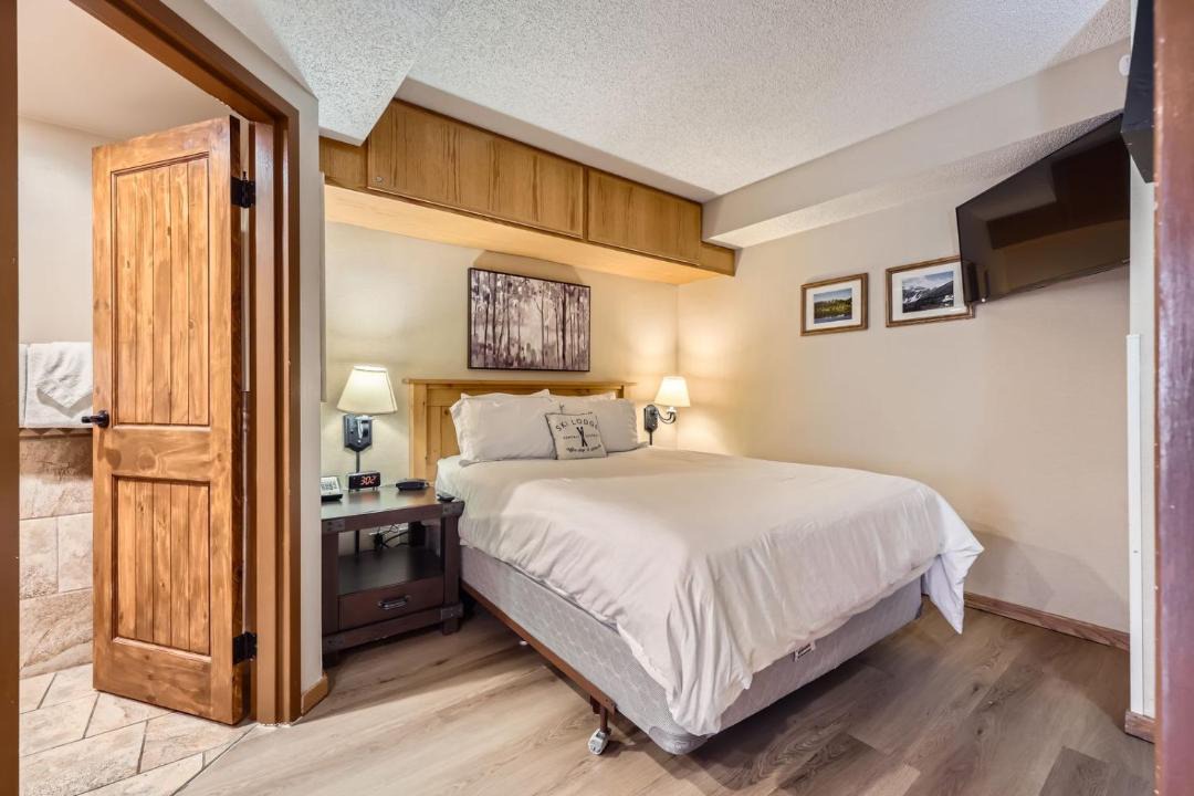 Photo of Bedroom in Peak 9