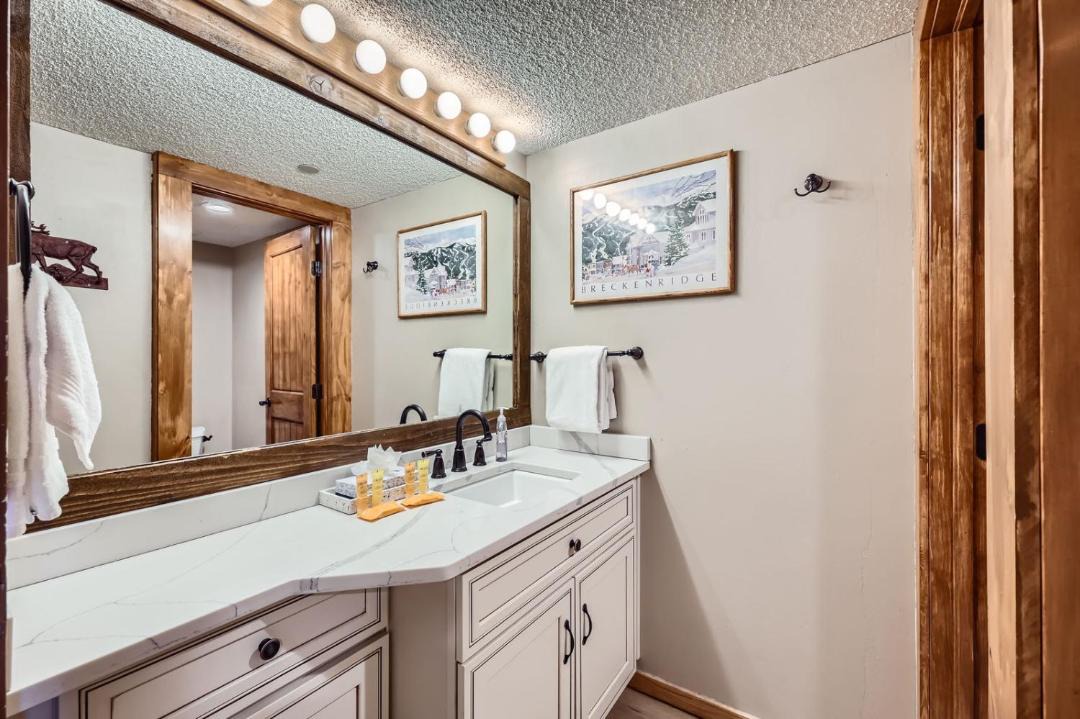 Photo of Bathroom in Peak 9
