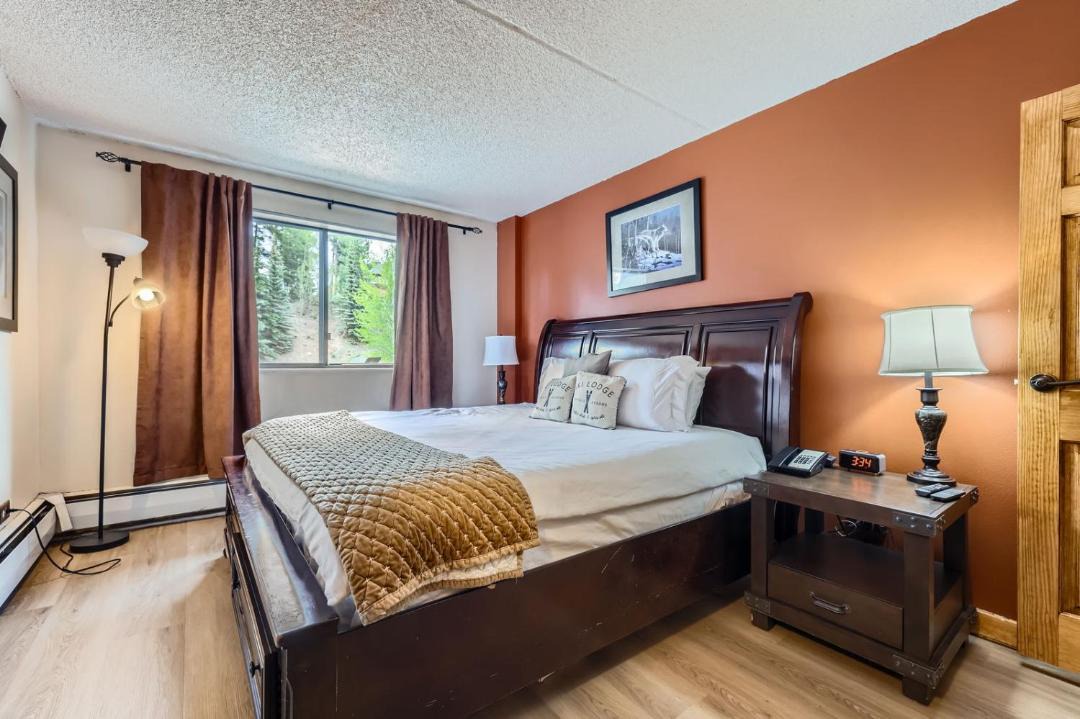 Photo of Bedroom in Peak 9