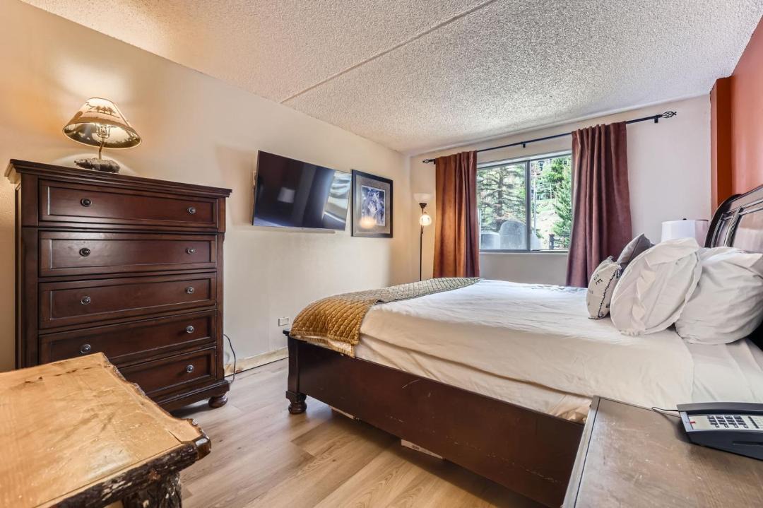 Photo of Bedroom in Peak 9