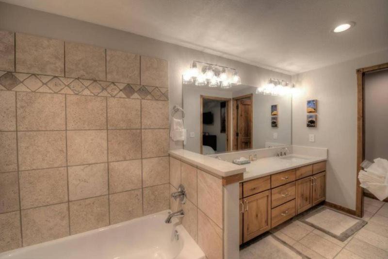 Photo of Bathroom in Four O'Clock