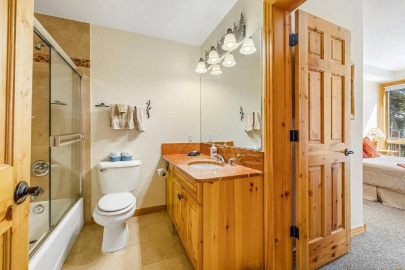 Photo of Bathroom in Four O'Clock