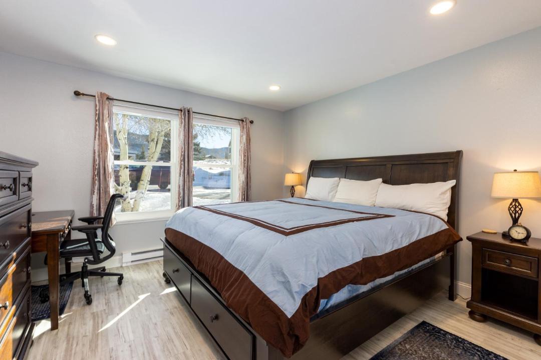 Photo of Bedroom in Summit Cove