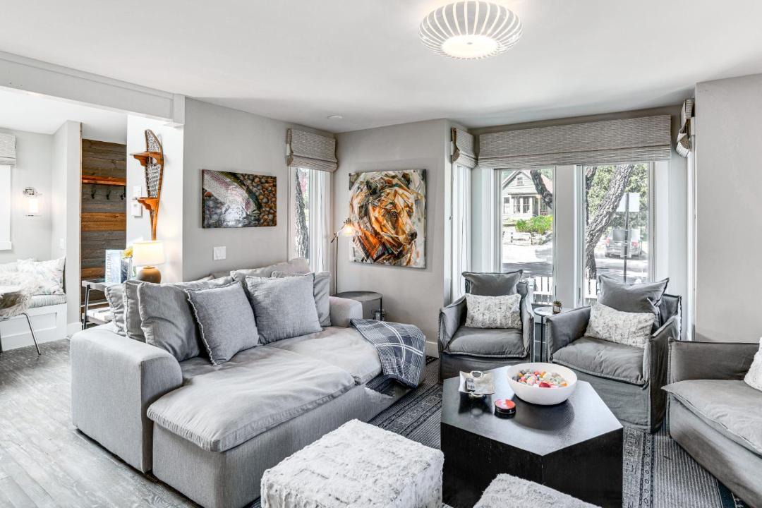 Photo of Livingroom in Historic District