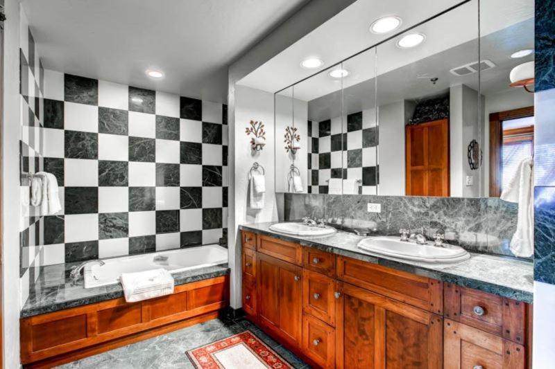 Photo of Bathroom in Highlands Townhomes