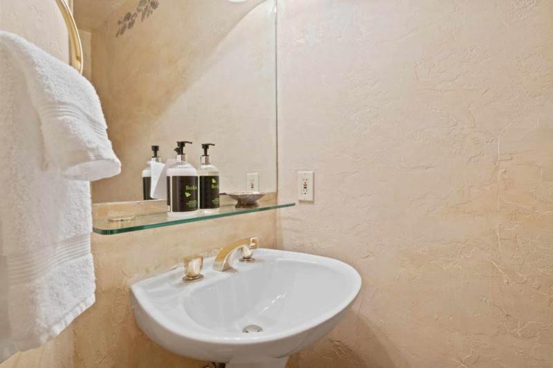 Photo of Bathroom in Highlands Townhomes