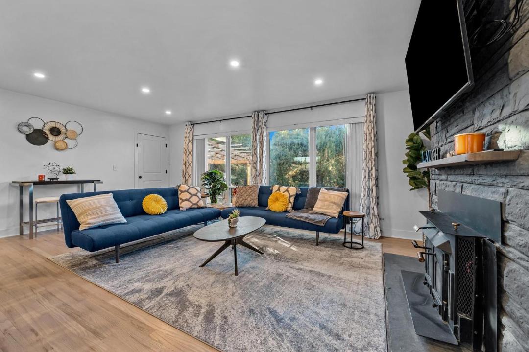 Photo of Livingroom in Mid-Lakewood