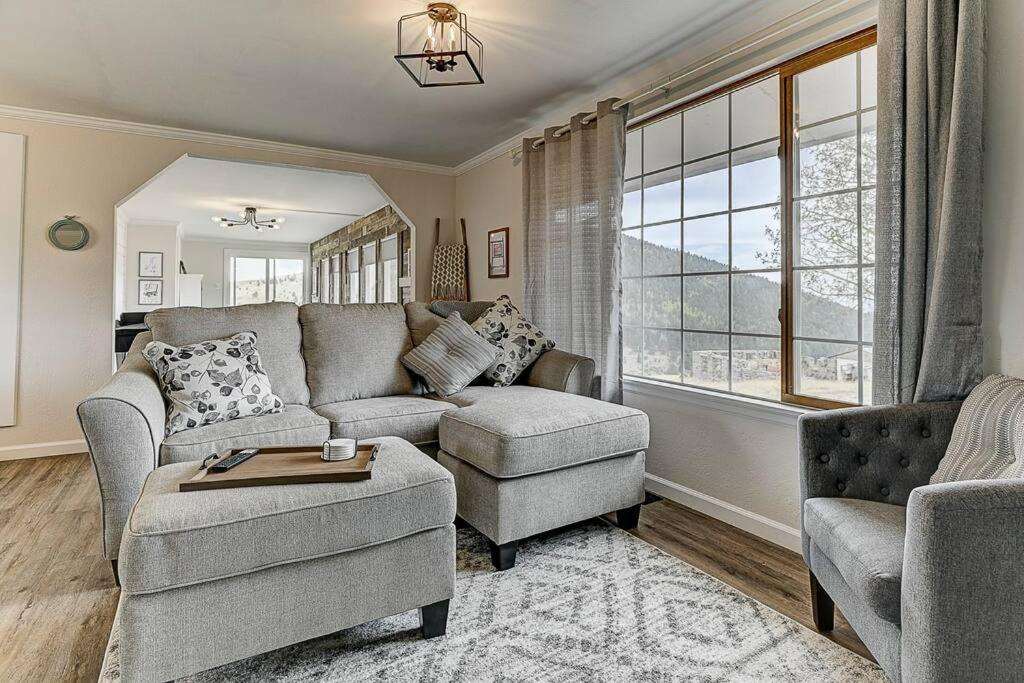 Photo of Livingroom in Victor