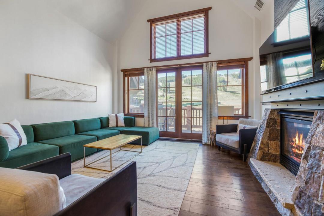 Photo of Livingroom in Peak 8