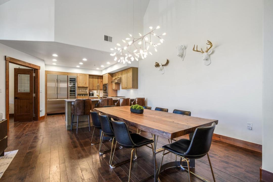 Photo of Livingroom in Peak 8