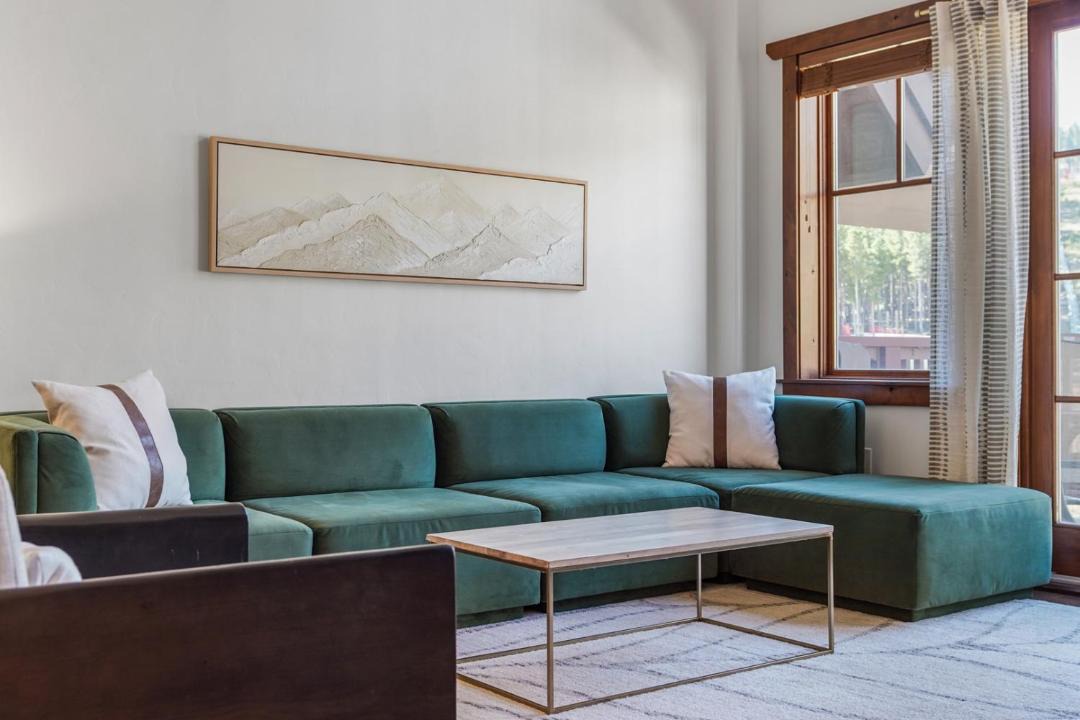Photo of Livingroom in Peak 8