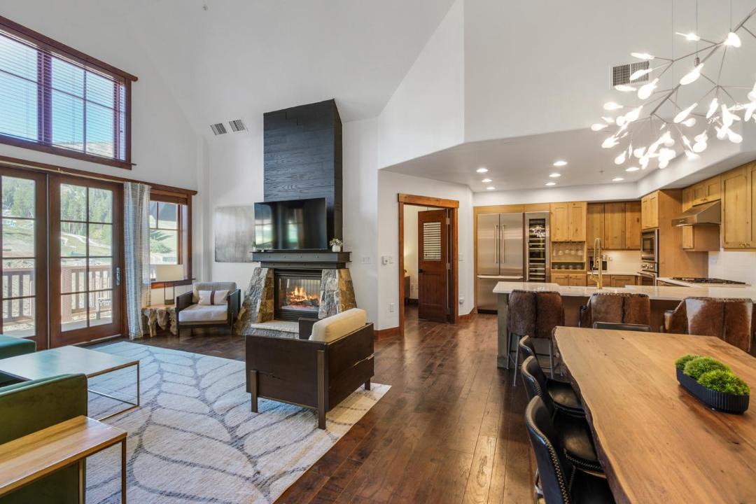 Photo of Livingroom in Peak 8