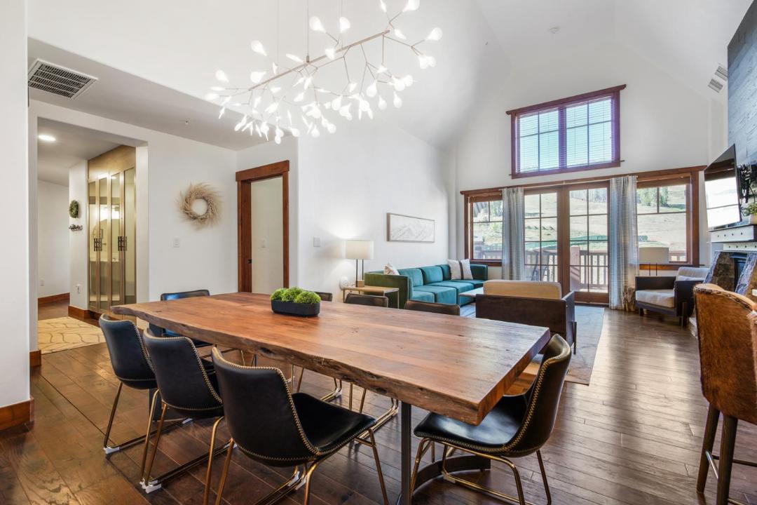 Photo of Livingroom in Peak 8