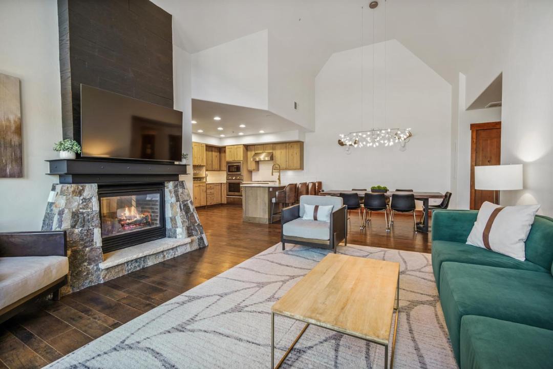 Photo of Livingroom in Peak 8