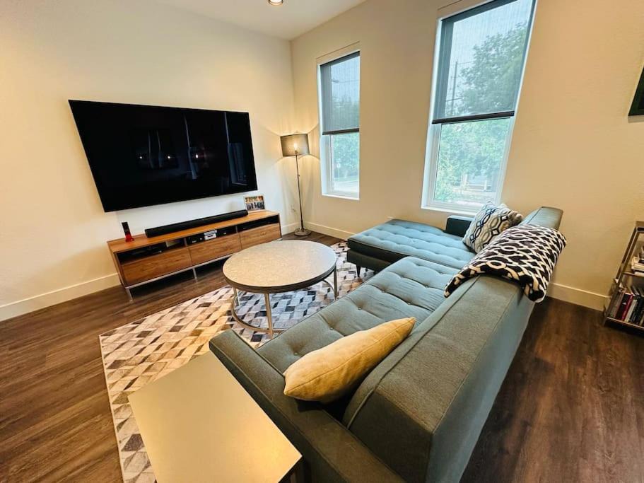 Photo of Livingroom in Five Points