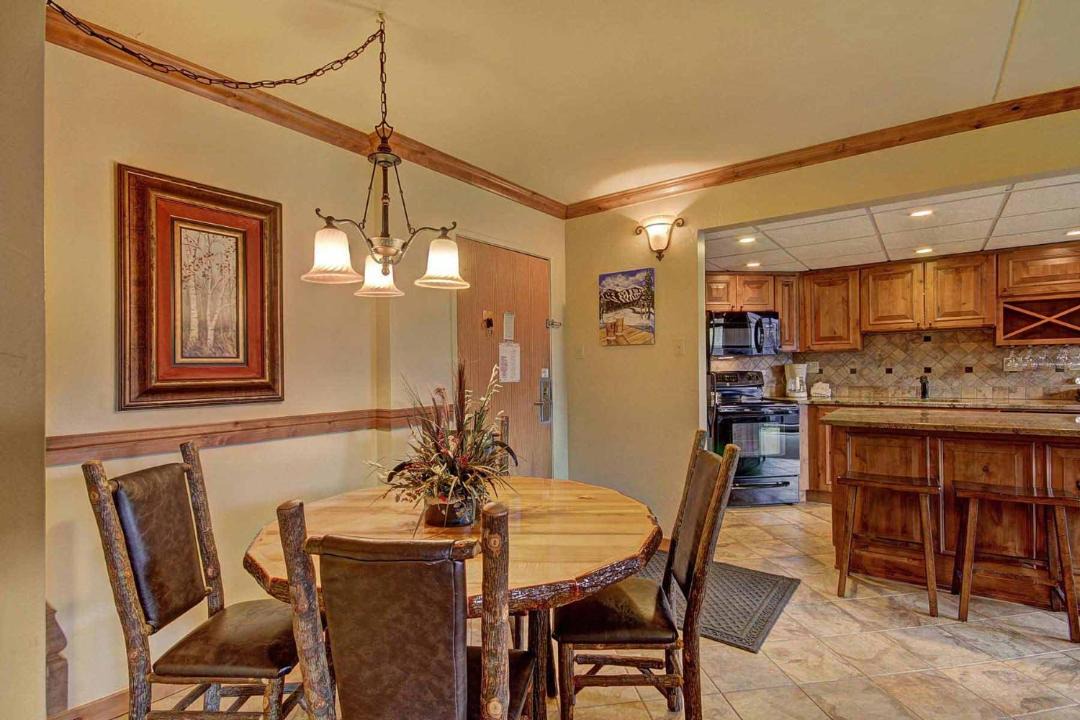 Photo of Livingroom in Peak 9