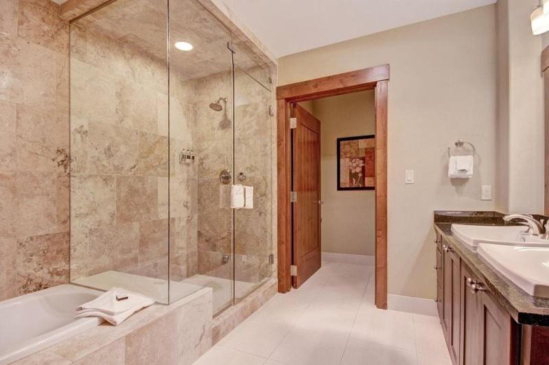 Photo of Bathroom in Peak 8