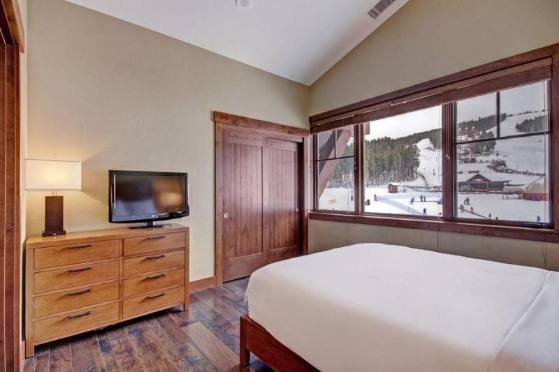 Photo of Bedroom in Peak 8