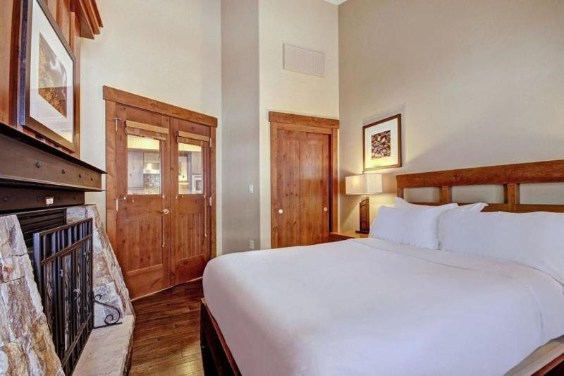 Photo of Bedroom in Peak 8