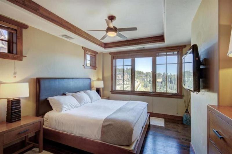 Photo of Bedroom in Peak 8