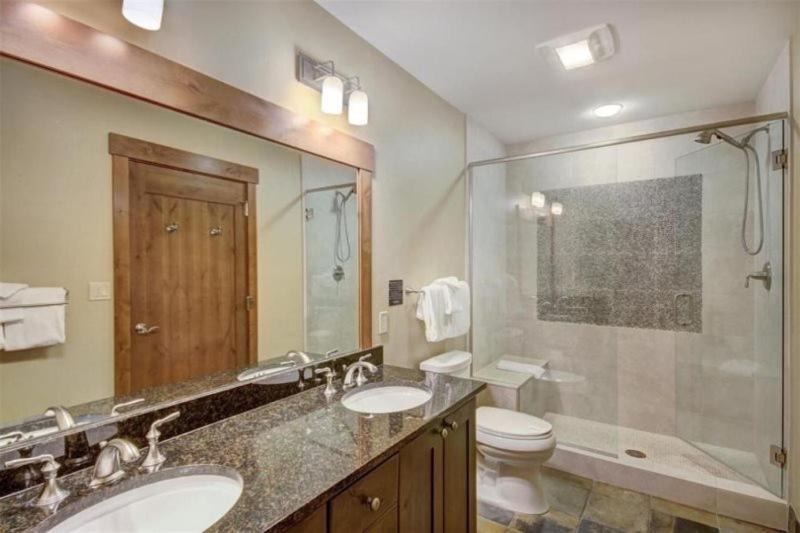 Photo of Bathroom in Peak 8