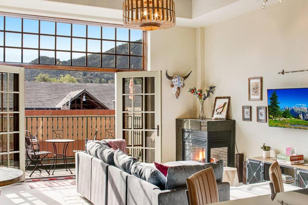 Photo of Livingroom in Manitou Springs Historic District