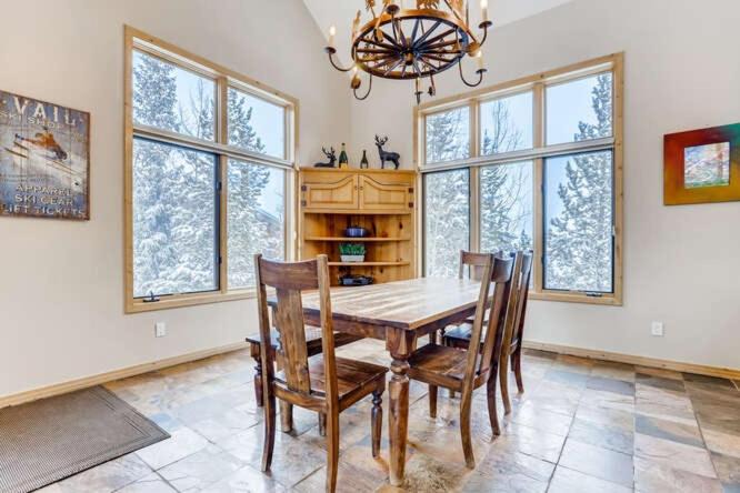 Photo of Livingroom in Three Peaks