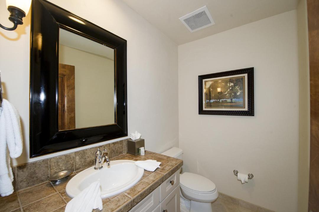 Photo of Bathroom in Four O'Clock