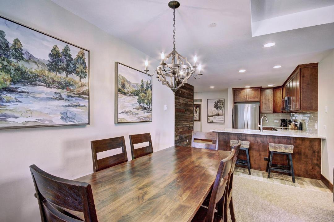 Photo of Livingroom in Peak 9