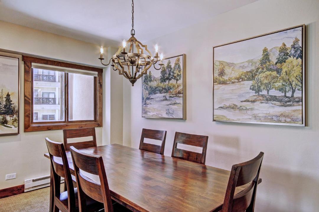 Photo of Livingroom in Peak 9